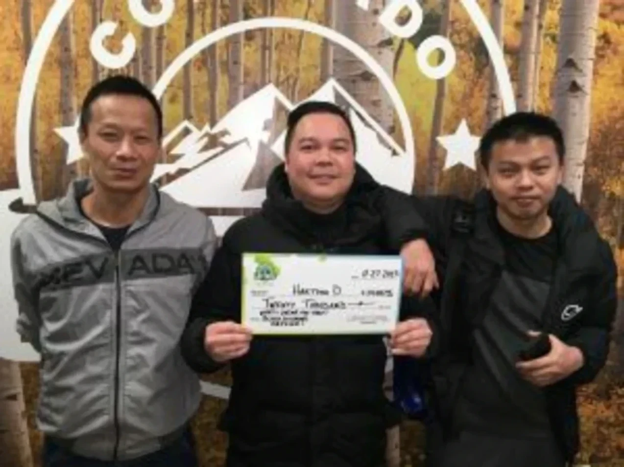 Hartono D. 在他的 $10 假日刮刮乐中刮中了一个 $20,000 的大奖！